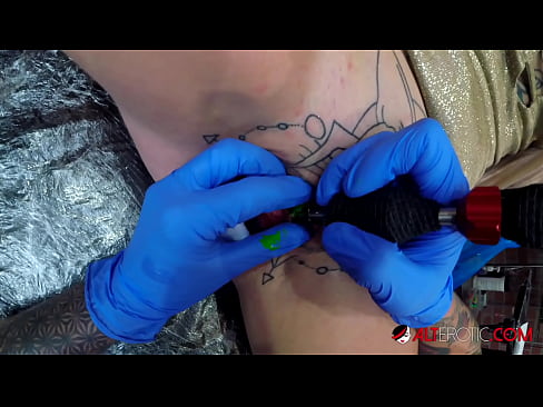 ❤️ Uiters getatoeëerde hottie Sully Savage het 'n tatoeëermerk op haar klitoris gekry Gehalte-seks by ons af.pornpictureshq.ru ❌️❤
